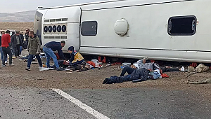 Sivas’ta sınır dışı edilen göçmenleri taşıyan otobüs devrildi, ölü ve yaralı var