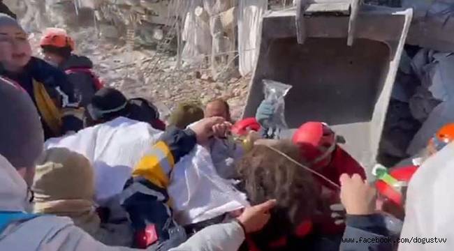 11 yaşındaki Emine Karataş Kahramanmaraş'ta enkazdan sağ olarak çıkarıldı.