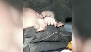 48 saat sonra kurtarılan 2 aylık bebek enkazdan elini emerek çıktı