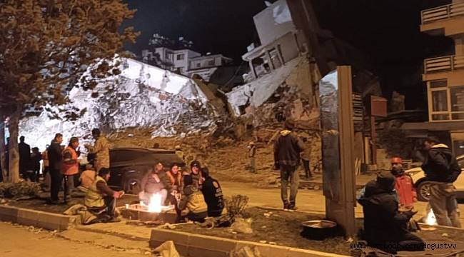 Antakya ve Defne’de her yer karanlık, tek ışık iş makinelerinin etrafında var