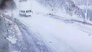 Dehşet anlarının görüntüsü ortaya çıktı: Artvin'de servis aracının heyelan altında kaldığı anlar kameraya böyle yansıdı