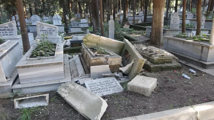 Hatay'da depremin etkisiyle mezarlar yola savruldu