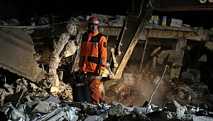 Hatay depremlerinde can kaybı ve yaralılar var. 6.4, 5.8 ve 5.8 büyüklüğündeki depremlerle sarsılan Hatay'da hasarlı binalar yıkıldı