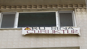 'Bu Bina Çürüktür' Yazılı Pankartı Asarak Terk Etti