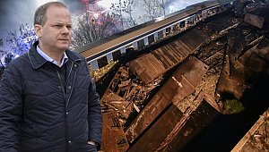 Tren Kazasının Ardından Ulaştırma Bakanı İstifa Etti