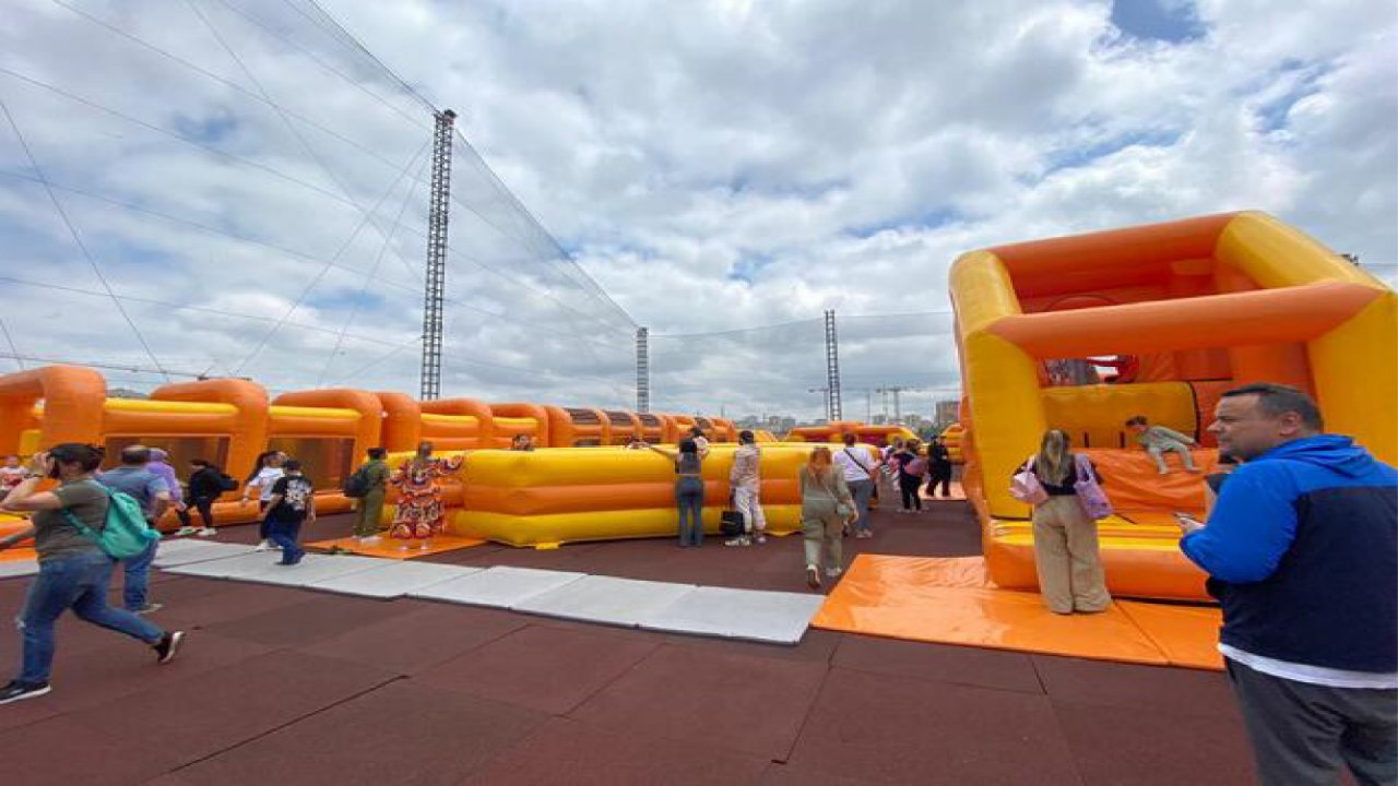Burak Özçivit-Fahriye Evcen çifti, önceki gün Ataşehir'de gerçekleşen çocuk festivaline katıldı.