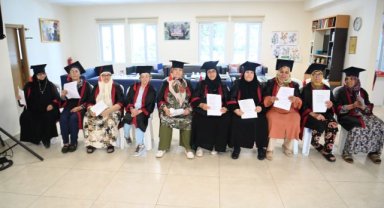 65 Yaş Üstü Büyükler Okuma Yazma Öğrendi, İlk Kez Kep Atma Heyecanı Yaşadı