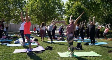 BEYLİKDÜZÜ BELEDİYESİ’NDEN ÜCRETSİZ YOGA EĞİTİMİ