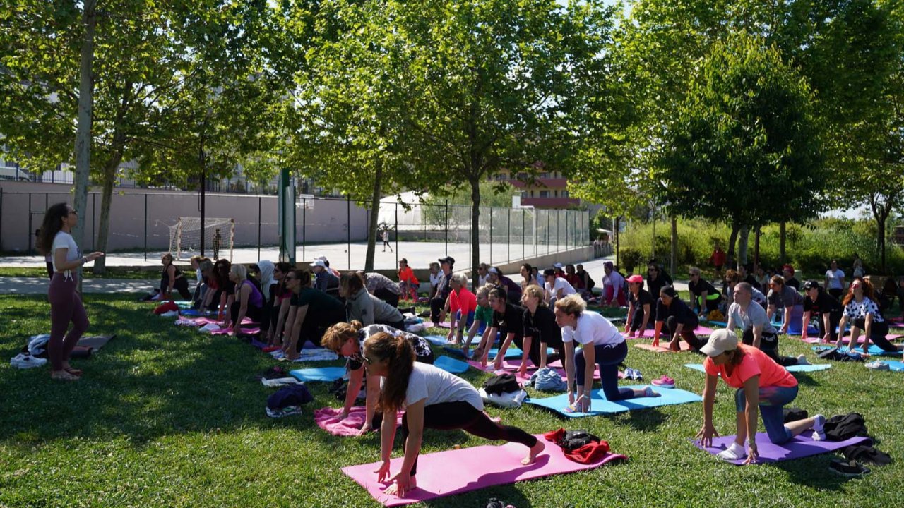 BEYLİKDÜZÜ BELEDİYESİ’NDEN ÜCRETSİZ YOGA EĞİTİMİ