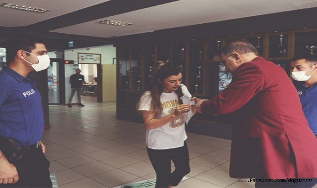 ÇALIK SINAVA SANİYELER KALA GENÇ ADAYIN YARDIMINA KOŞTU