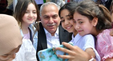 FATİH BELEDİYE BAŞKANI, MUALLİM YAHYA İLKOKULU'NDAKİ KARNE PROGRAMINDA ÇOCUKLARIN SEVİNCİNİ PAYLAŞTI