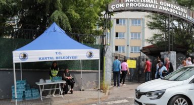 KARTAL BELEDİYESİ ÜNİVERSİTE SINAVINDA ÖĞRENCİLERİN YANINDA