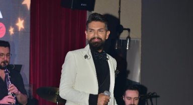 SAHNEDE GÖZYAŞLARINI TUTAMADI