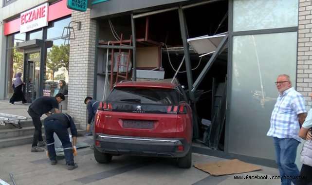 Sancaktepe'de otomobil markete girdi