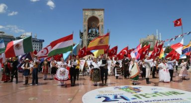 100 ÜLKENİN RENKLERİ TAKSİM MEYDANI’NDA BULUŞTU