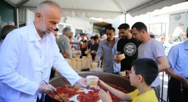 CAMİLER VE CEMEVLERİNDE AŞURE BEREKETİ