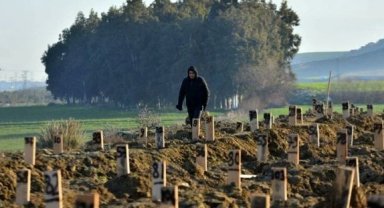 DEPREMZEDELER KİMSESİZLER MEZARLIĞINDA BULUNDU