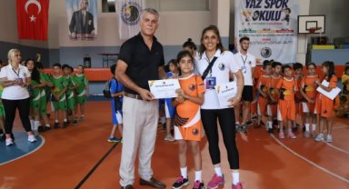 ÜCRETSİZ YAZ SPOR OKULU, YILIN İLK MEZUNLARINI VERDİ