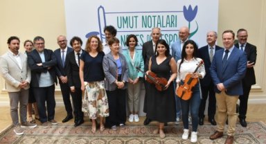 UMUT NOTALARI DEPREMDEN ETKİLENEN MÜZİSYENLER İÇİN ÇALIYOR