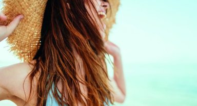 YAZIN SAÇLARINIZI DA GÜNEŞTEN KORUYUN