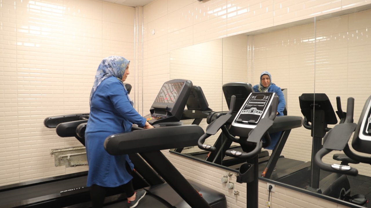 55 Yaşındaki Kadın, Sporla Bastonunu Attı