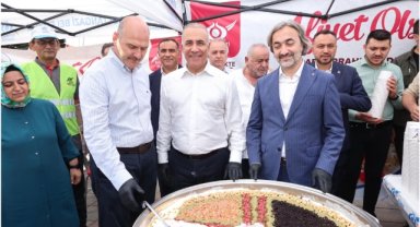 AK Parti İstanbul Milletvekili Süleyman Soylu ve Başkan Dursun’dan Sultangazililere Aşure İkramı