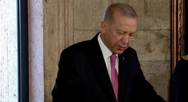 Devlet Erkanı Ata'nın Huzurunda! Anıtkabir Özel Defterini İmzalayan Erdoğan'dan ''Çalışmaya Devam'' Mesajı