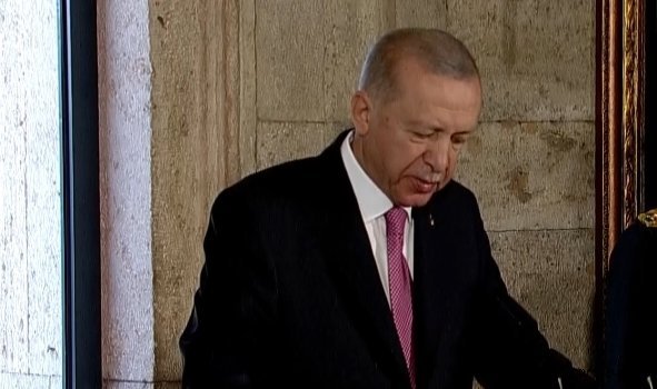Devlet Erkanı Ata'nın Huzurunda! Anıtkabir Özel Defterini İmzalayan Erdoğan'dan ''Çalışmaya Devam'' Mesajı