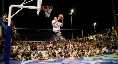 İzmir’de basketbol tutkunları smaç gösterisinde buluştu