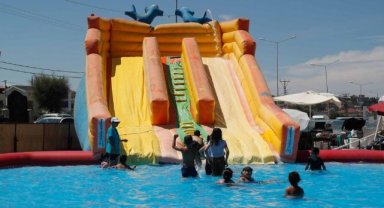 KARABURUN SAHİLİ’NDE ÇOCUKLARIN AQUAPARK KEYFİ