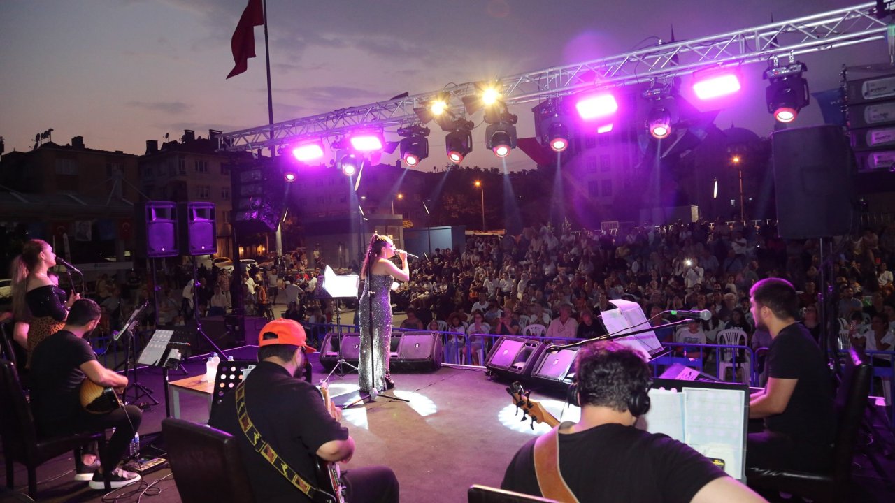 Küçükçekmece’de ‘Sanat’ Parka Taşındı, Yaz Akşamları Renklendi