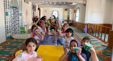 KUR’AN KURSLARINDAKİ ÇOCUKLARA DONDURMA DAĞITILDI