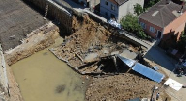 SARIYER'DE TEMEL KAZISI SIRASINDA YOL ÇÖKTÜ