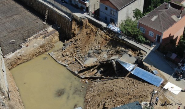 SARIYER'DE TEMEL KAZISI SIRASINDA YOL ÇÖKTÜ
