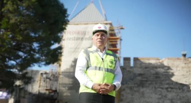 Yedikule Hisarı'nda Restorasyon Çalışmaları Devam Ediyor: Giriş Kulesi'nin Külahı Yerine Takıldı