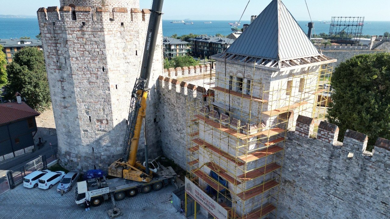 Yedikule Hisarı'nda Restorasyon Çalışmaları Devam Ediyor: Giriş Kulesi'nin Külahı Yerine Takıldı
