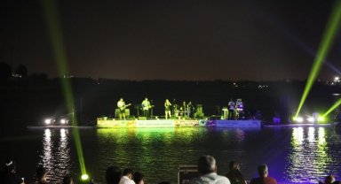 Altın Koza kapsamında göl üzerinde konser