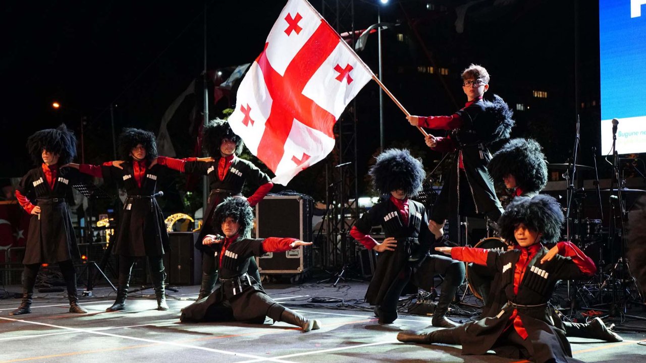 Beylikdüzü’nde Halk Dansları Rüzgârı Esti