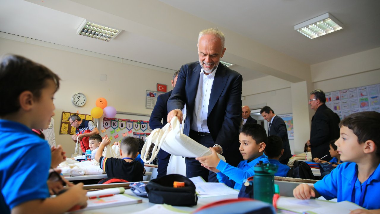 Çekmeköy Belediyesi’nden 50 Bin Öğrenciye Kırtasiye Seti