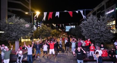 Esenyurtlular Türkiye-Sırbistan Maçını Dev Ekranda İzledi