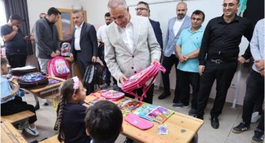 Sultangazi Belediyesi’nden 1. Sınıfa Başlayan 12 Bin Öğrenciye Çanta ve Kırtasiye Seti Hediyesi