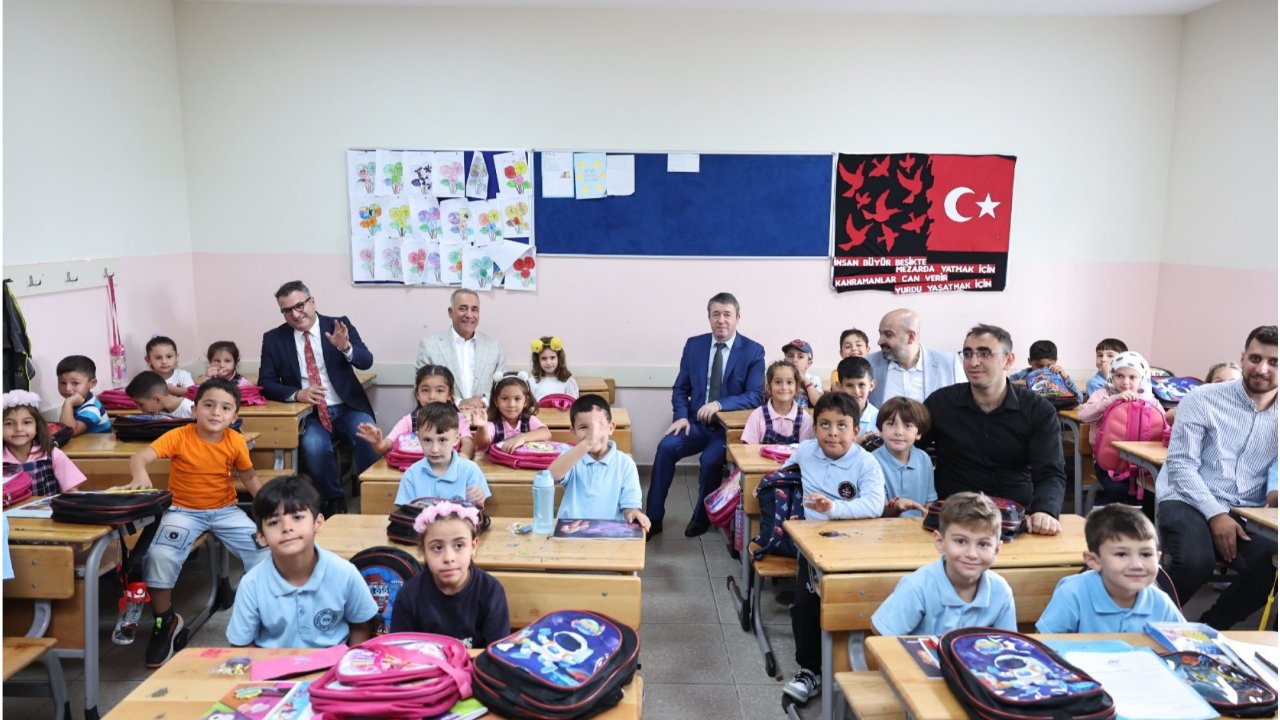 Sultangazi Belediyesi’nden 1. Sınıfa Başlayan 12 Bin Öğrenciye Çanta ve Kırtasiye Seti Hediyesi