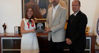 Türk Eğitim Vakfı’ndan Başkan Yüksel’e Plaket