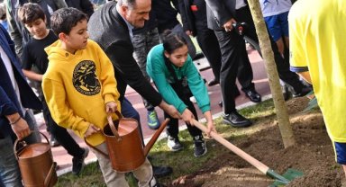 İstiklal Mahalle Bahçesi Açıldı, Onlarca Fidan Toprakla Buluştu