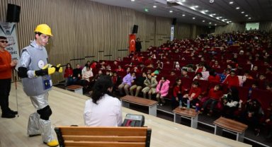 Bağcılar Belediyesi’nden Depremzede Çocuklara Ücretsiz Tiyatro Oyunu