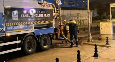 Çarşı trafiğinin etkilenmemesi için gece çalışıyorlar