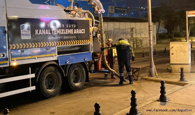 Çarşı trafiğinin etkilenmemesi için gece çalışıyorlar