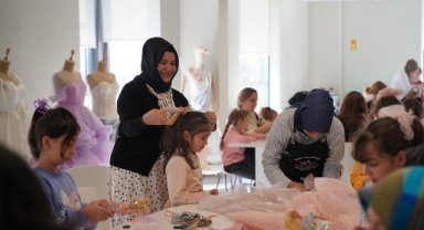 Fatihli Anneler ve Kızları GastroSanat'ta Kendi Oyuncak Bebeklerine Kıyafet Tasarlıyorlar