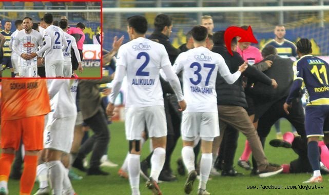 Hakem Halil Umut Meler'e saha içerisinde yumruk atıldı