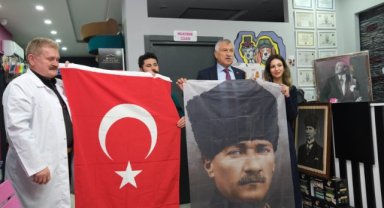 Başkan Zeydan Karalar, Atatürk'e hakaret edilen veteriner kliniğini ziyaret ederek,